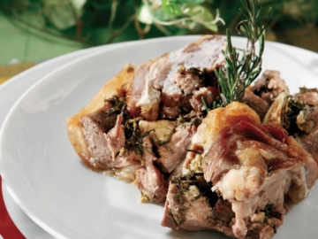 Αρνίσια μπουτάκια με σκόρδο, κεφαλοτύρι και μυρωδικά