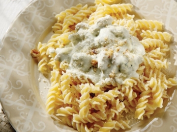 Βίδες με κρεμώδη σάλτσα καρυδιών