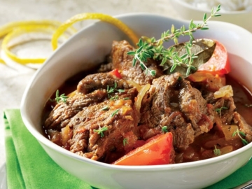 Βοδινό στη γάστρα με μαυροδάφνη