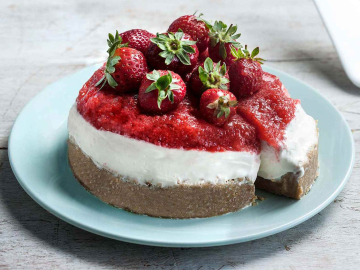 Τσιζκέικ με γιαούρτι και ζελέ φράουλα