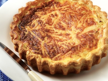 Εύκολη τάρτα με καραμελωμένα πράσα και γραβιέρα Κρήτης και κρέμα γάλακτος