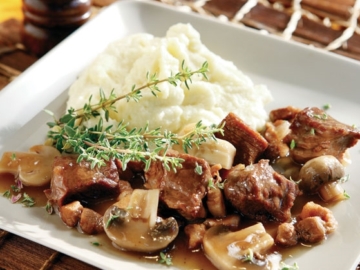 Εύκολο μοσχάρι με μαυροδάφνη και μανιτάρια