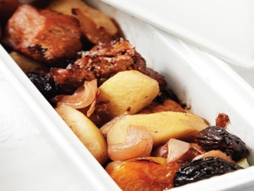 Εύκολο χοιρινό με φρούτα στη γάστρα