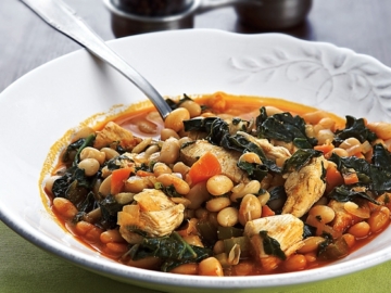 Φασολάδα με κοτόπουλο και χόρτα