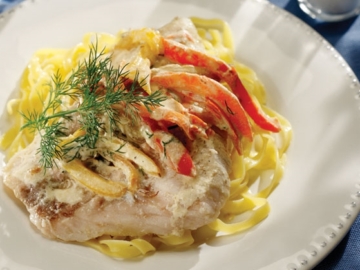 Φιλέτο ψαριού με σως από ψητές πιπεριές και κρέμα γάλακτος