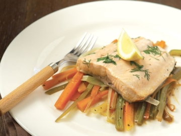 Σολομός στο τηγάνι με λαχανικά