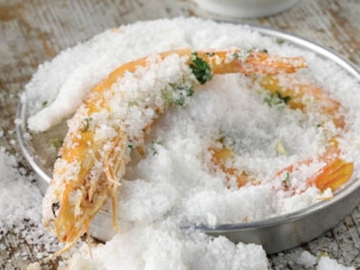 Γαρίδες ψημένες σε κρούστα αλατιού