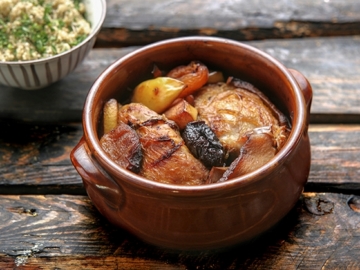 Κοτόπουλο Tajine γλυκόξινο με αποξηραμένα φρούτα