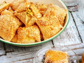 Κρητικά Καλτσούνια με μέλι