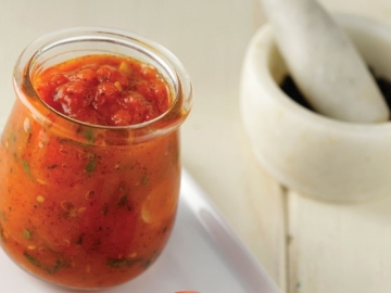 Κρύα σάλτσα ντομάτας με βασιλικό