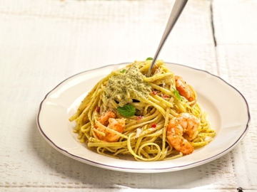 Λιγκουίνι με τσιγαριστές γαρίδες και πέστο