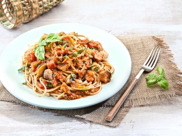 Μακαρονάδα με κεμπάπ σόγιας σε σάλτσα ντομάτας