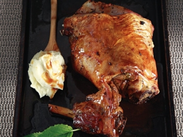 Μαριναρισμένο μπούτι αρνιού με δυόσμο και κρασί