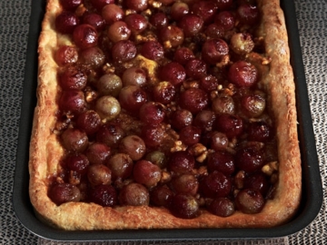 Γλυκό ψωμί με καρύδια και σταφύλια