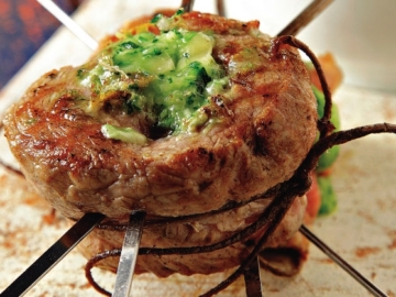 Μοσχάρι ρολό γεμιστό στα κάρβουνα