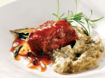 Μοσχάρι γιαχνί με πουρέ μελιτζάνας