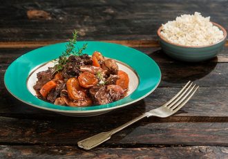 μοσχάρι στη γάστρα με καστανα