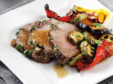 Μοσχάρι σε κρούστα μυρωδικών με λαχανικά