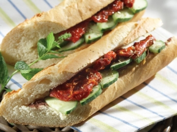 Μπαγκέτα με αγγούρι, λιαστή ντομάτα και ελιά