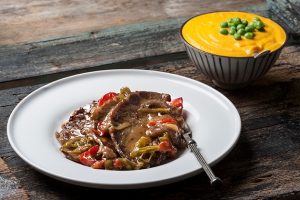 Μπριζολάκια με γλασαρισμένα λαχανικά και βελούδινο πουρέ καρότου-featured_image