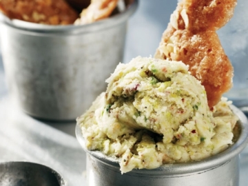 Παγωτό βανίλια με καραμέλα σοκολάτας και αμύγδαλα