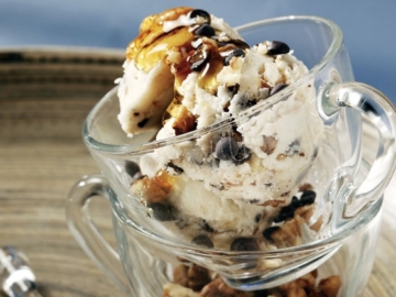 Παγωτό γιαούρτι με μέλι, καρύδια και σοκολάτα
