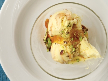 Παγωτό με ανθότυρο, μέλι και φιστίκια Αιγίνης