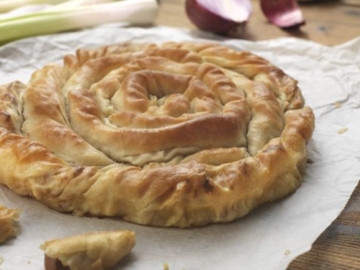 Παραδοσιακή πίτα με πράσο και λουκάνικο