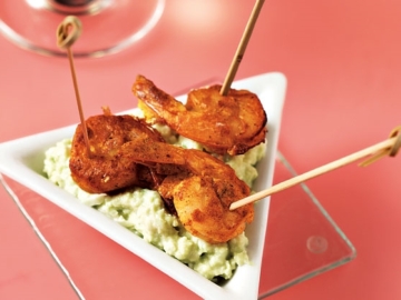 Πικάντικες γαρίδες σε σουβλάκι με σάλτσα αβοκάντο