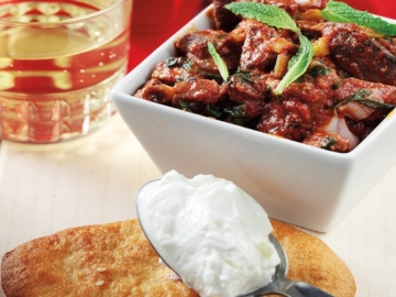 Πικάντικη συκωταριά με γιαούρτι και πίτες
