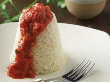 Πιλάφι με περαστή σάλτσα ντομάτας