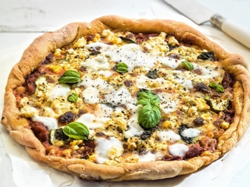 Πίτσα με κολοκυθάκι, σαλάμι και φέτα