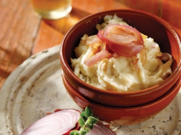 Πουρές με καραμελωμένα κρεμμύδια