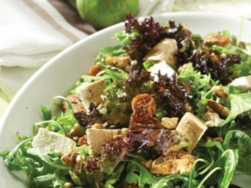 Πράσινη σαλάτα με σύκα και καρύδια