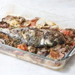 ψάρι στο φούρνο με πατάτες κρεμμυδια και ντοματα