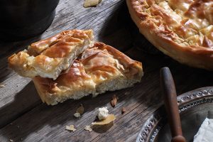 ρουμελιώτικη τυρόπιτα με αυγά και γάλα παραδοσιακη πίτα συνταγη