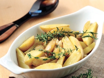 Σκορδάτες πατάτες με βότανα