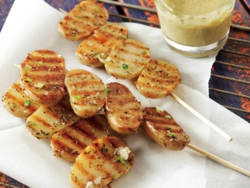 Σουβλάκια πατάτας με σάλτσα μουστάρδας