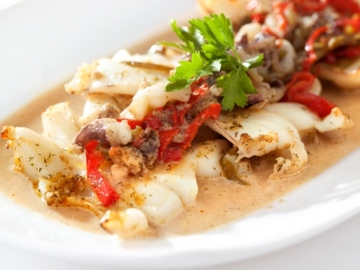 Σουπιά στο φούρνο με πιπεριές