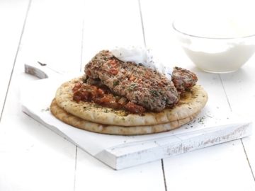 Κεμπάπ γιαουρτλού, με σάλτσα εζμέ