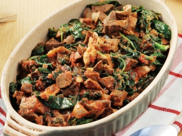 Κοκκινιστή συκωταριά με ντομάτα και χόρτα