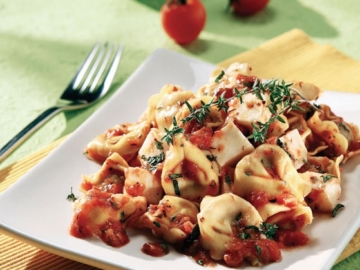 Τορτελίνια σε αρωματική σάλτσα με μοτσαρέλα