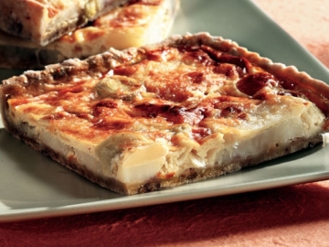 Τραγανή τάρτα καρυδιού με πράσο, πατάτα και γραβιέρα