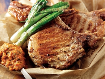 Χοιρινές μπριζόλες στα κάρβουνα με πάστα πιπεριάς