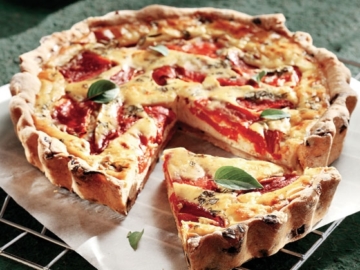 Χωριάτικη τάρτα με ελιά, πιπεριά Φλωρίνης και βασιλικό