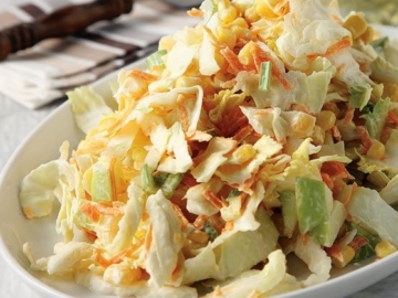 Σαλάτα λάχανο καρότο με σως γιαουρτιού