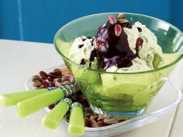 Παγωτό φιστίκι Αιγίνης µε ζεστή σοκολάτα