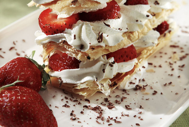 Πανεύκολη τούρτα μιλφέιγ με σαντιγί και φράουλες-featured_image