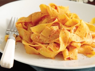 Παπαρδέλες µε σάλτσα ντομάτας και ανθότυρο