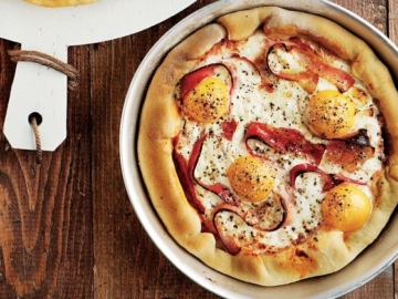 Πίτσα µε µπέικον και αυγό